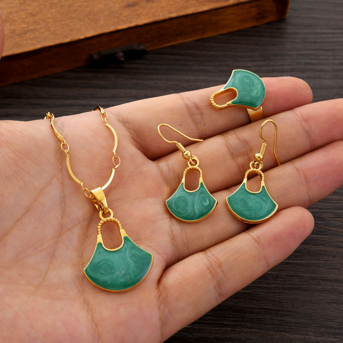 Ensemble de bijoux couleur or  - Women Accessories India avis et prix